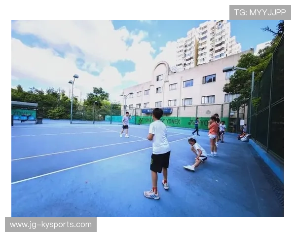 网球场馆推出寒暑期训练优惠包吸引青少年报名，暑期网球培训班